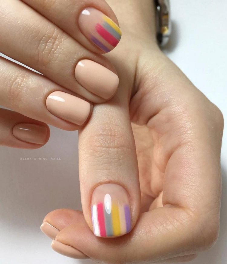 Multi-colored strokes on short nails