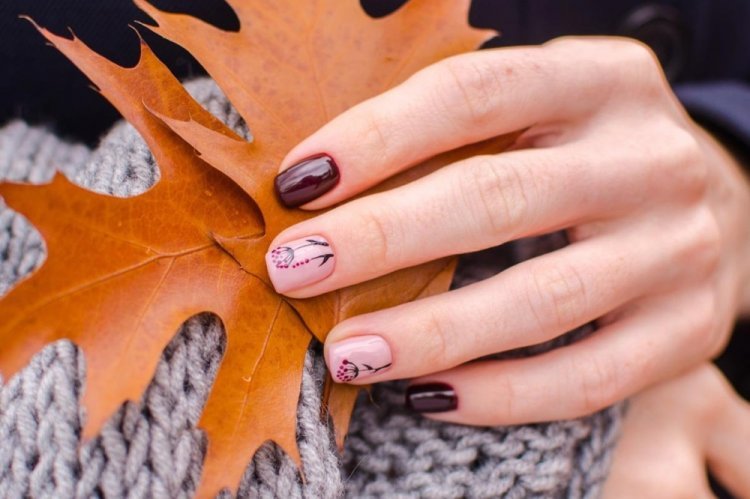 Manicure with autumn motifs