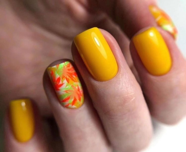 Yellow autumn manicure 2023